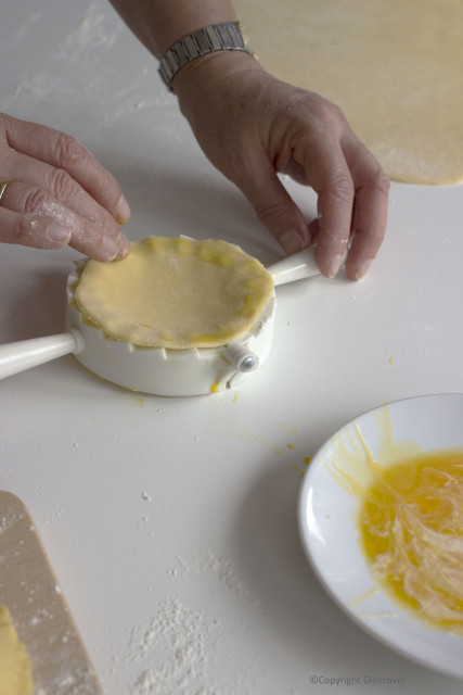 Eigeel op deegvel pierogi