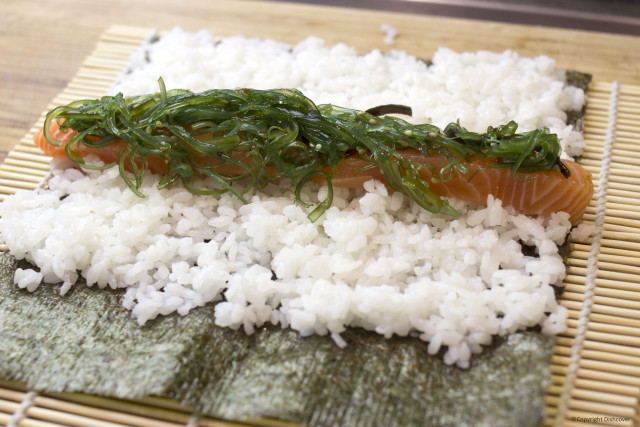 Nori met rijst en zalm en wakame