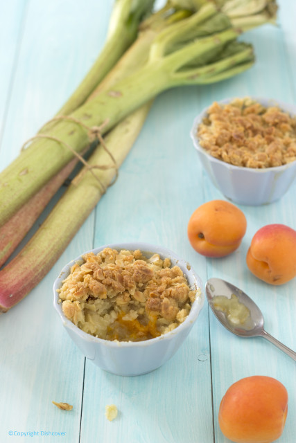 Ramaquin abrikozen en rabarber crumble