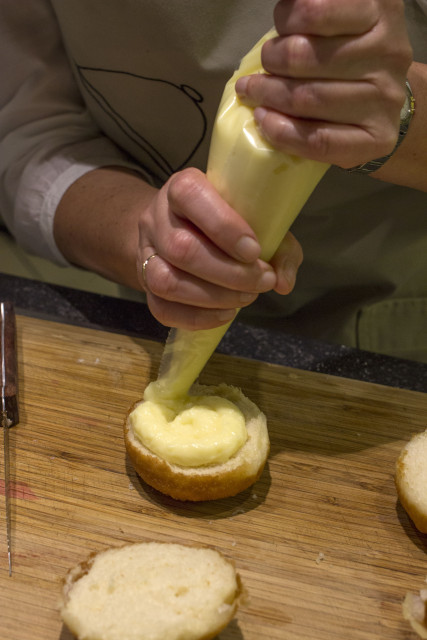 Berlijnse bol vullen met banketbakkersroom
