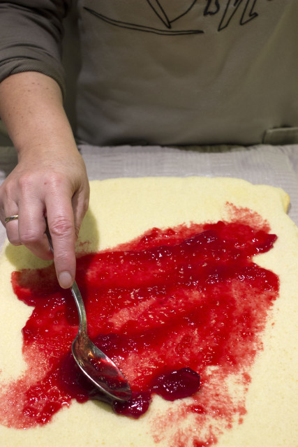 Aalbessen gelei op rolbiscuit