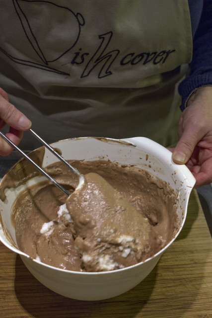 Eiwit in chocomousse spatelen