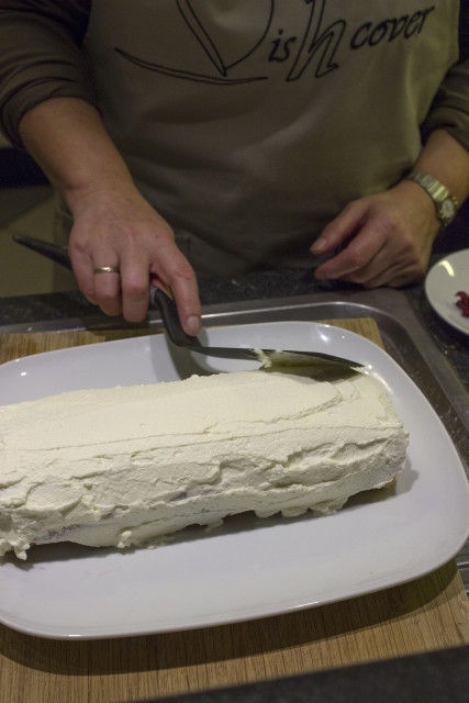 Met slagroom bestrijken rolbiscuit