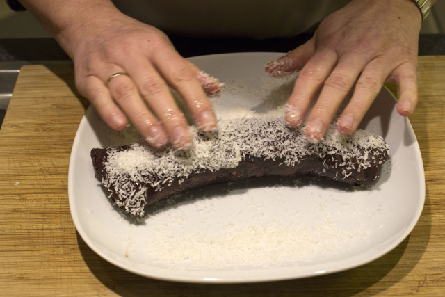 pannenkoek sushi rollen door gemalen kokos