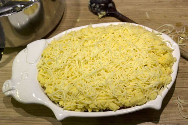 Polenta gehaktschotel met gemalen kaas