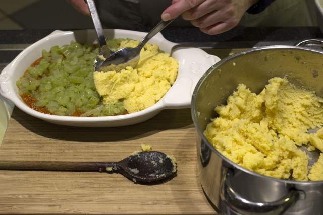 Polenta gehaktschotel - toevoegen polenta