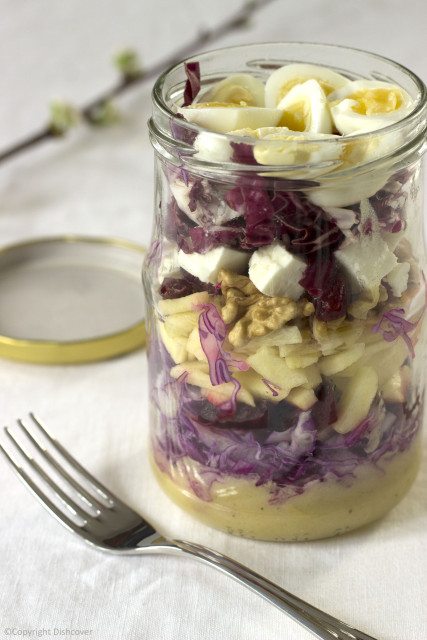 Paarse salade in een pot