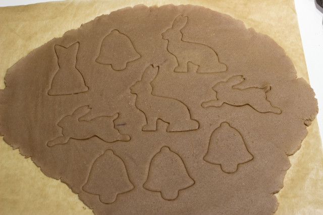 Paaskoekjes uitsteken