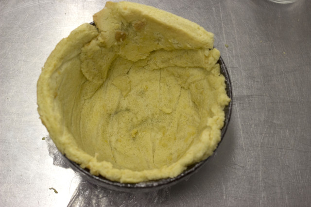 Amandelcake in ronde vorm schikken