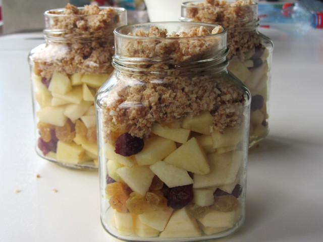 Fruit met kokoscrumble - ongebakken