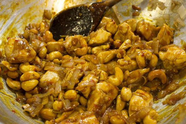Kip, cashewnoten en chilisaus