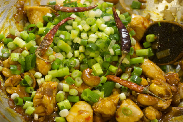 Kip, cashewnoten, gedroogde pepertjes en lenteui
