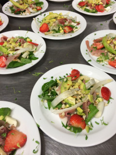 Rauwe aspergesalade met aardbeien