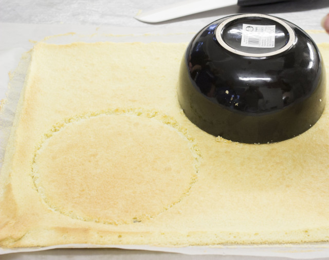 Uitsteken cirkels uit amandelcake
