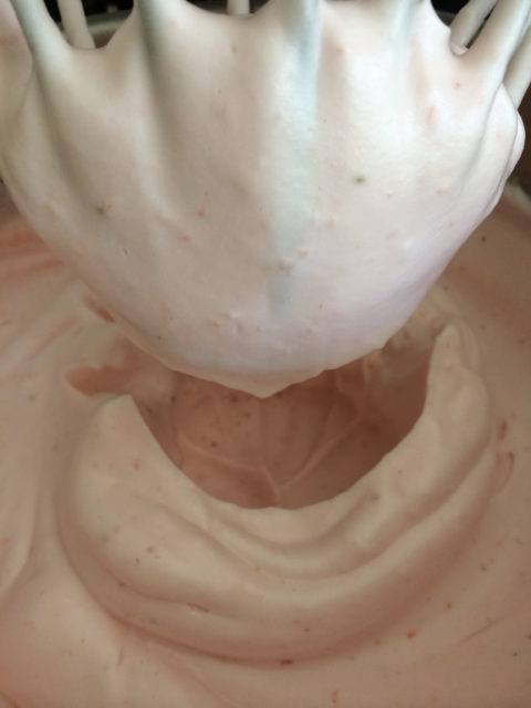 Aquafaba aardbeienmousse opgeklopt
