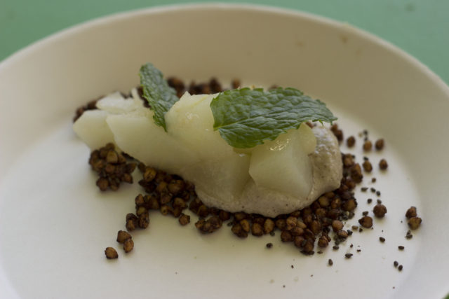 Cashew-crème met boekweiten gestoofde peer