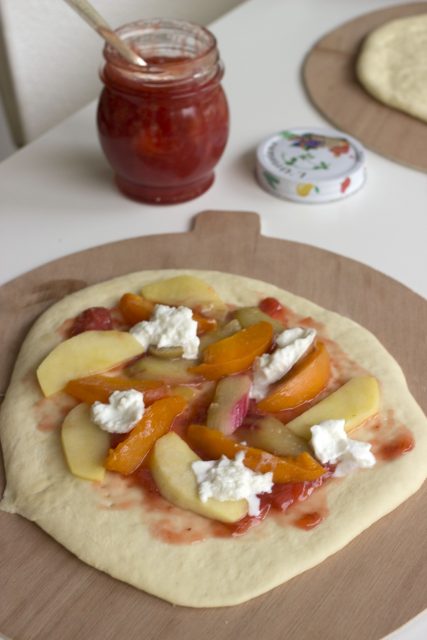 Dessert pizza met fruit en Burrata
