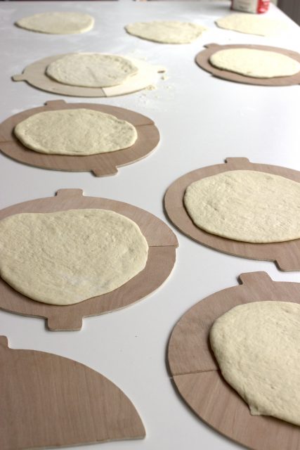 Tafel vol pizzadeeg