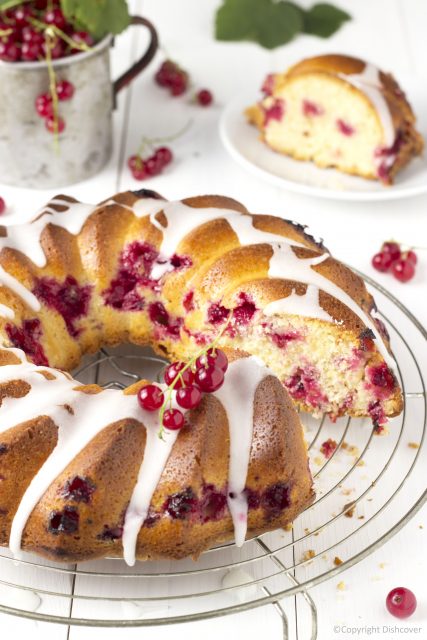 Stukje yoghurtcake met aalbessen