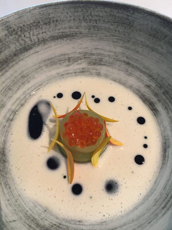Hapje 2 restaurant Hertog Jan zalm gemarineerde komkommer zalmeitjes champagne saus dille olie