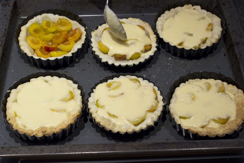 Taartjes vullen met frangipanedeeg