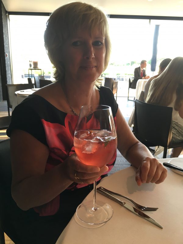 aperitief bij restaurant Hertog Jan rabarber vermouth met rosé champagne