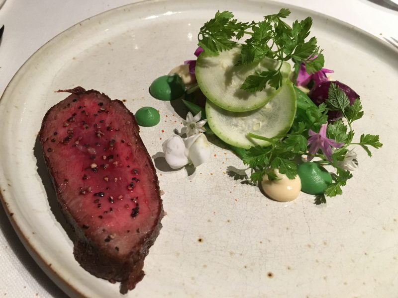 hoofdgerecht restaurant Hertog Jan Iberisch varken à la minute gerookt tuinbonen