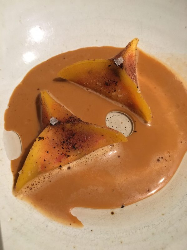 voorgerecht 3 restaurant Hertog Jan dim sum van pompoen met langoustine, passievrucht en cacao