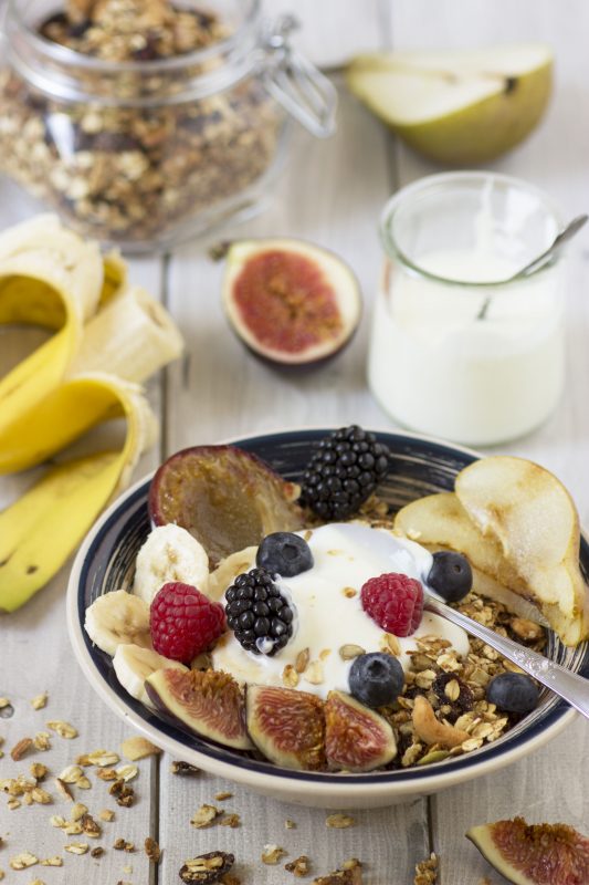 Sinaasappel granola met gebakken peer