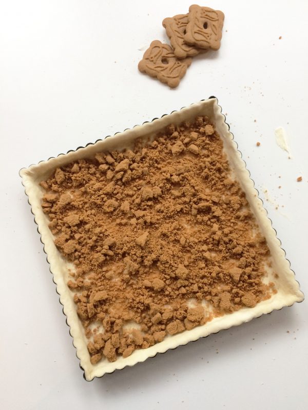 Speculaaskruimels op brokkeldeeg