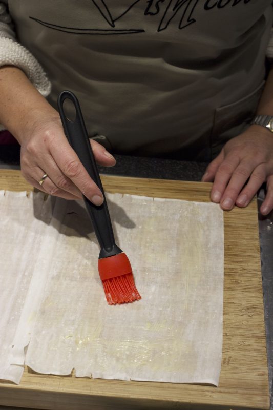 Instrijken filodeeg met boter