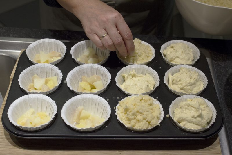Peren, cake en kruimeltjes