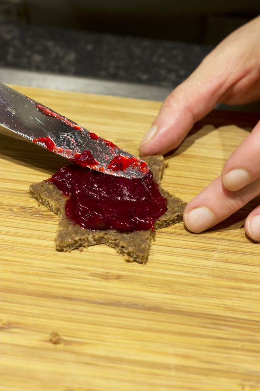 Veenbessencompote op pompernikkel