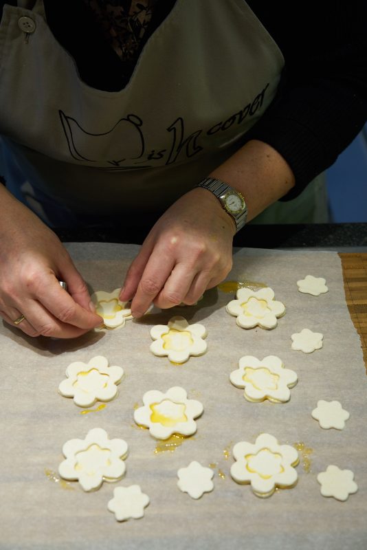 Appelbloemen en worstenbollen-bladerdeegbloemetjes maken