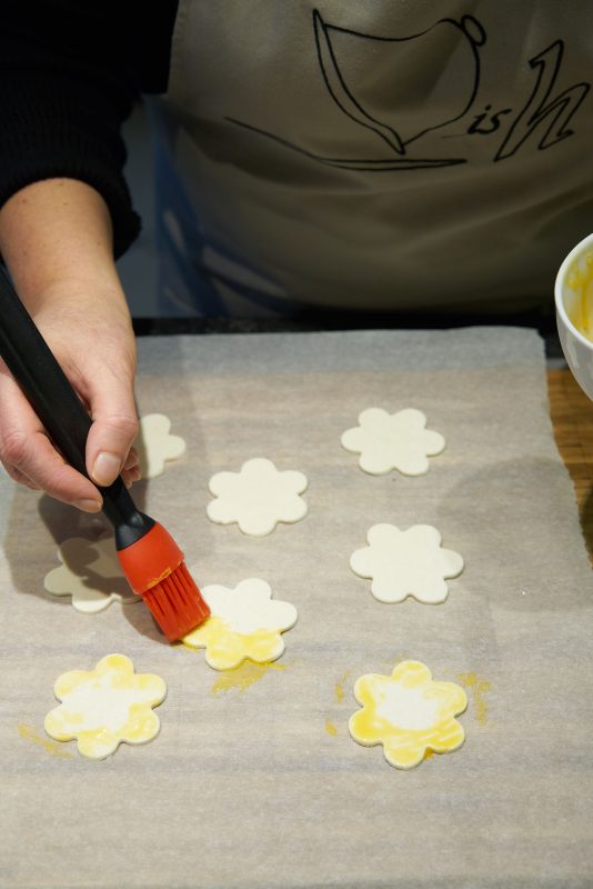 Appelbloemen en worstenbollen-instrijken eigeel