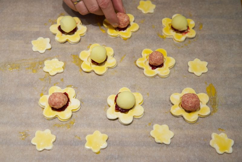 Appelbloemen en worstenbollen-klaar voor de oven
