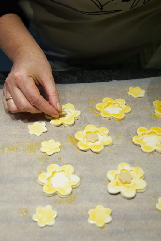 Appelbloemen en worstenbollen-marsepein in appelbloemen