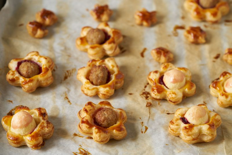 ppelbloemen en worstenbollen-net uit de oven