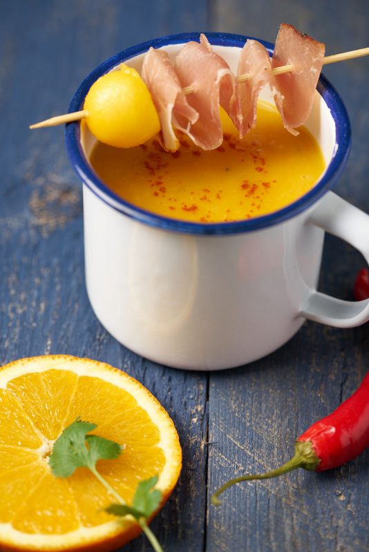 Knolselder wortelsoep met mango en sinaasappel