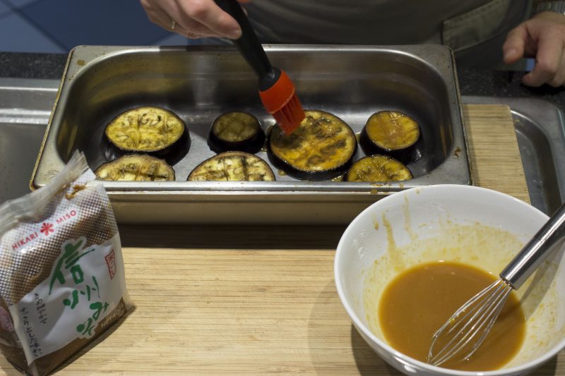 Gegrilde aubergines - Bestrijken met misosaus