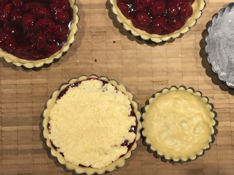 Kriekenvlaaitjes klaar voor de oven