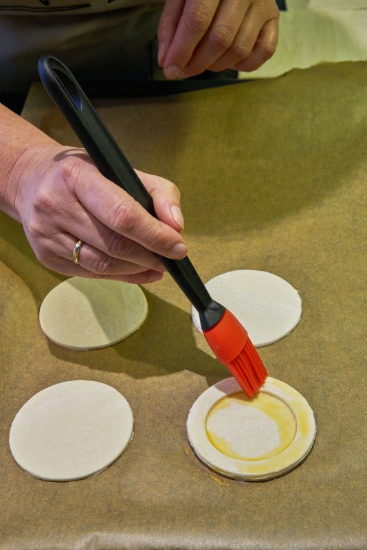 Aardbeientaartjes - bestrijken met eigeel