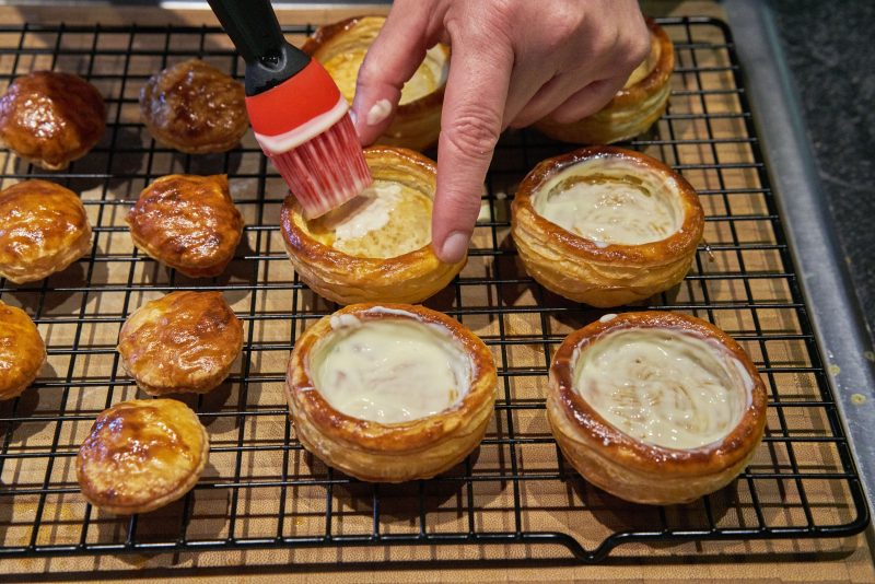 Aardbeientaartjes - instrijken met chocolade