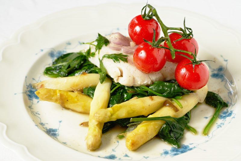 Gestoomde vis met gewokte asperges