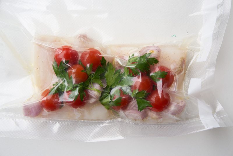Gestoomde vis met gewokte asperges - in vacuumzak