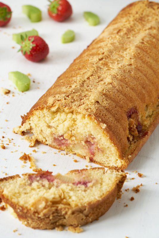 Rabarbercake met aardbeien