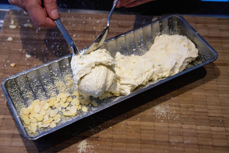 Rabarbercake met aardbeien - deeg in vorm