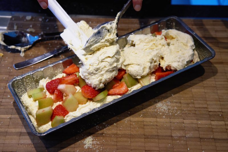Rabarbercake met aardbeien - deeg op fruit