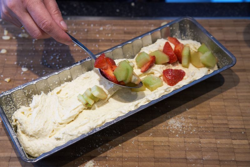 Rabarbercake met aardbeien - fruit op deeg