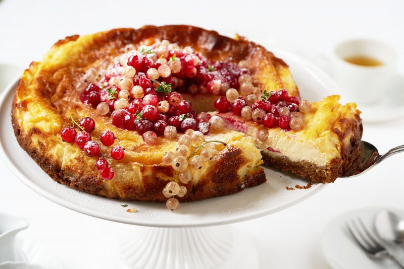 Cheesecake met rode en witte bessen